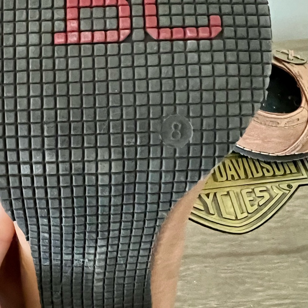 BC leather heels with interesting details. - Picture 5 of 6